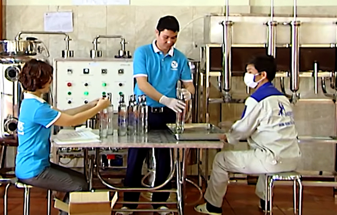 Quy trình đóng chai được quy định chặt chẽ tại cơ sở sản xuất rượu hộ kinh doanh Nguyễn Văn Thắng
